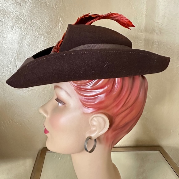 DELIGHTFUL 1940s\' BROWN FELT TILT FEDORA WITH WIDE BRIM + ORANGE CURLED FEATHERS main image 9